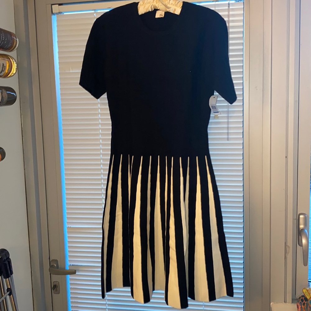 IRIS & INK women’s dress. NWT Black & white s12. Stretch woven thick material.